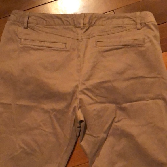 Women’s GAP bootcut khakis - Picture 4 of 4